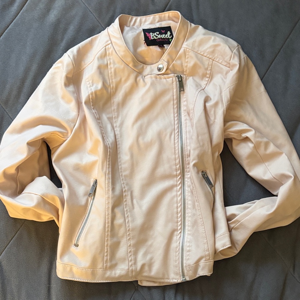 Women's vintage baby pink jacket (it looks white on camera)